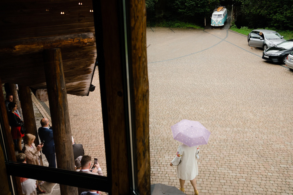 Ogórek z parą młodą przyjeżdża na wesele Gościniec Jaworze Nałęże