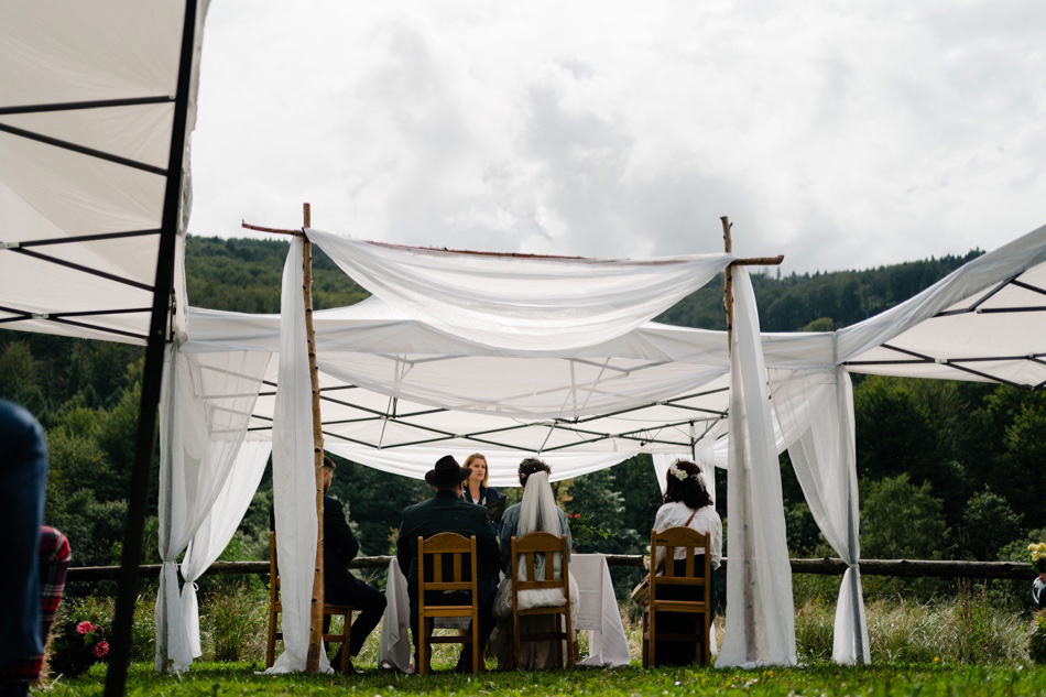 Para młoda podczas plenerowej ceremonii ślubnej w Jaworzu