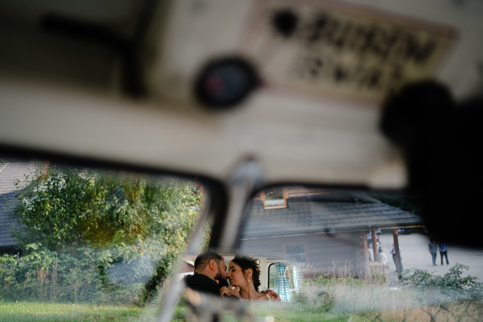 Sesja ślubna w ogórku w dniu wesela, odbicie pary młodej w lusterku samochodu