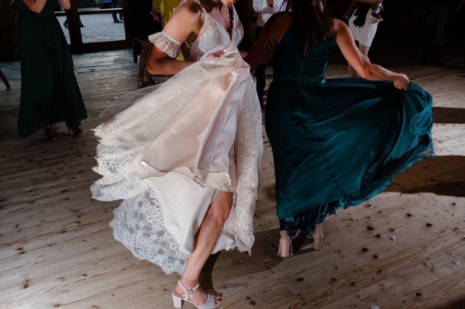 Szalone tańce na weselu w sukni ślubnej