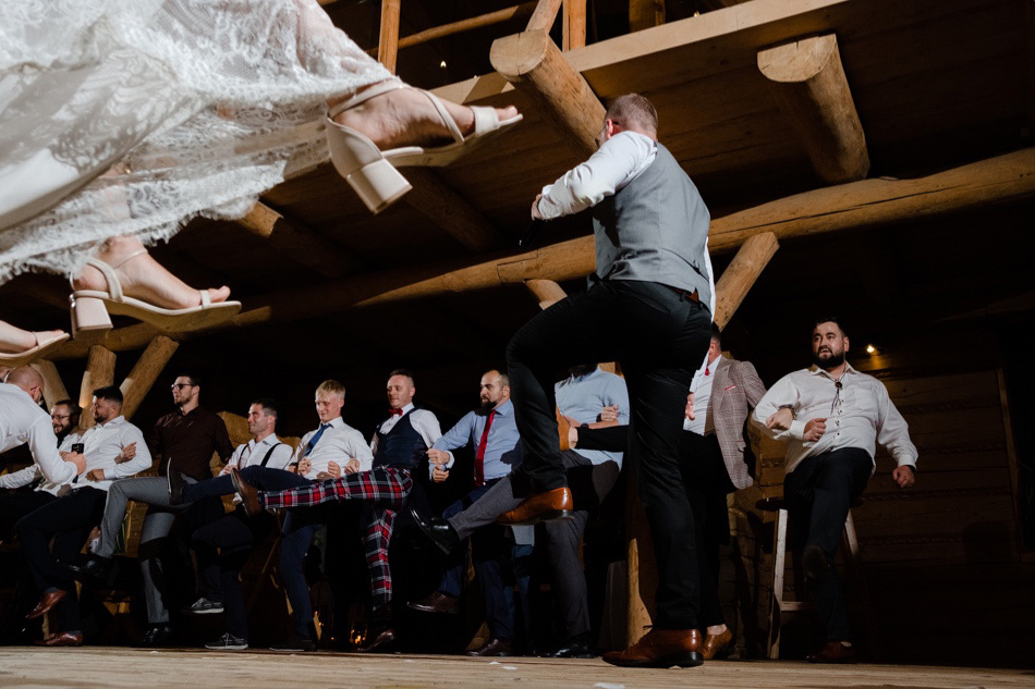 Tańce weselne w górach - Wesele Gościniec Jaworze Nałęże, ciekawe zdjęcia podczas tańców na parkiecie