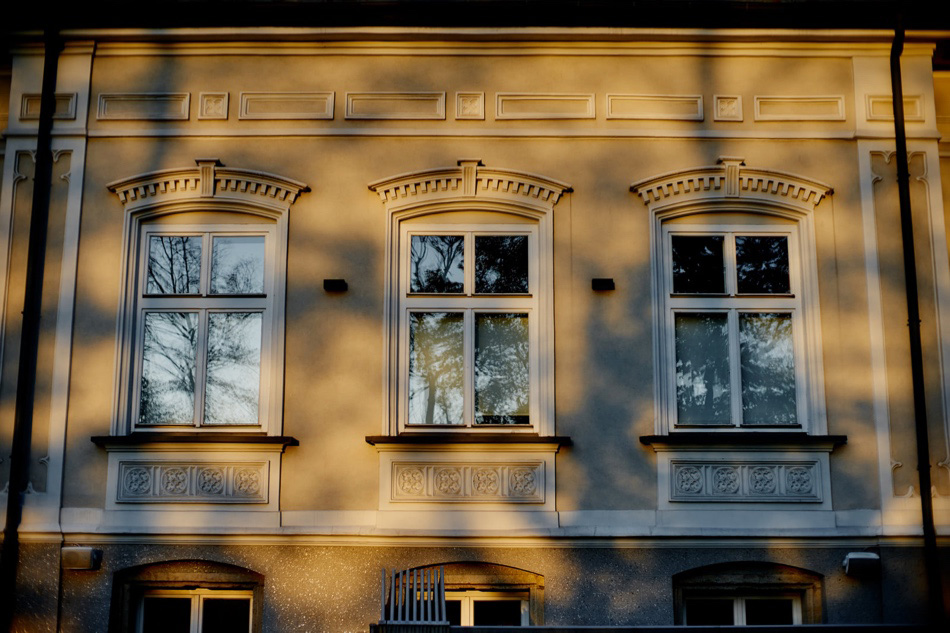 Fasada lokalu Dworek New restaurant w Bielsku-Białej pięknie oświetlona przez światło zachodzącego słońca