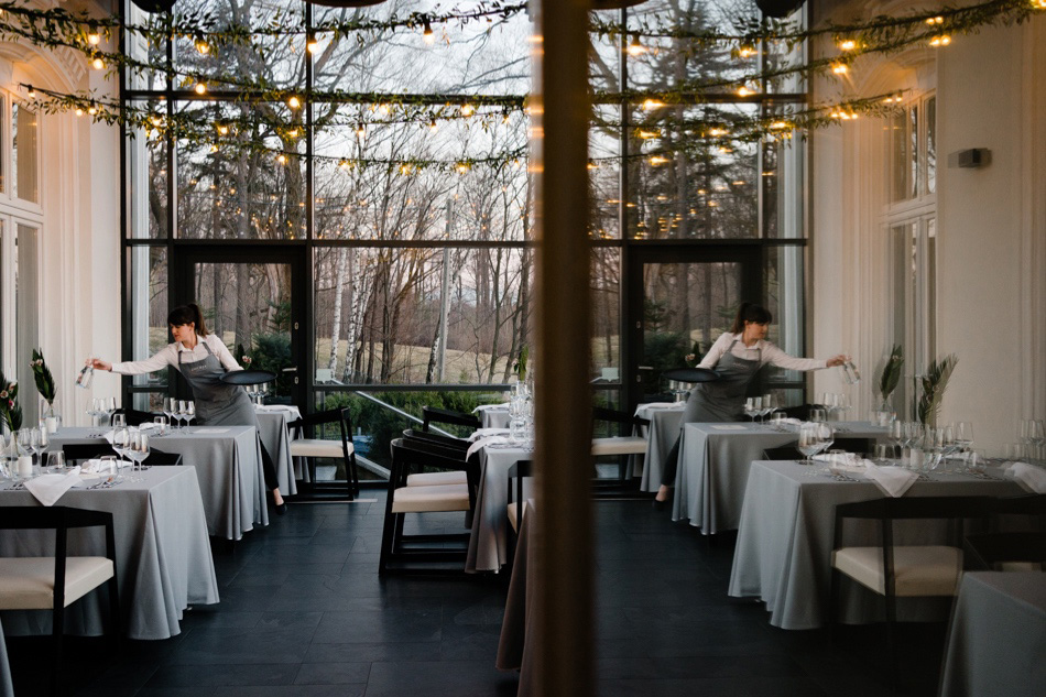 Wnętrze z przygotowanymi stolikami do kolacji degustacyjnej w restauracji Dworek New Restaurant w Bielsku-Białej 