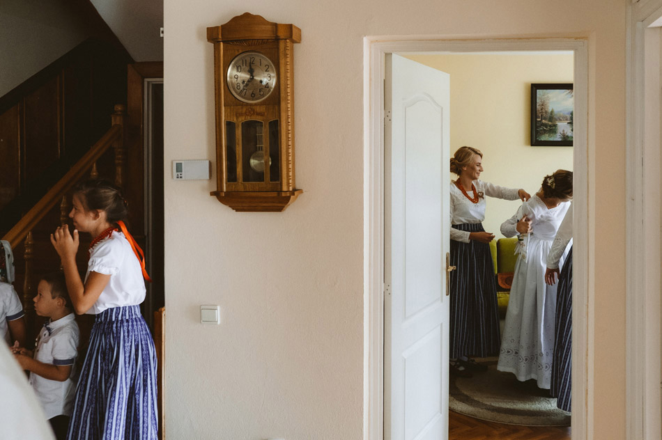 ubieranie panny młodej do górlskiego ślubu