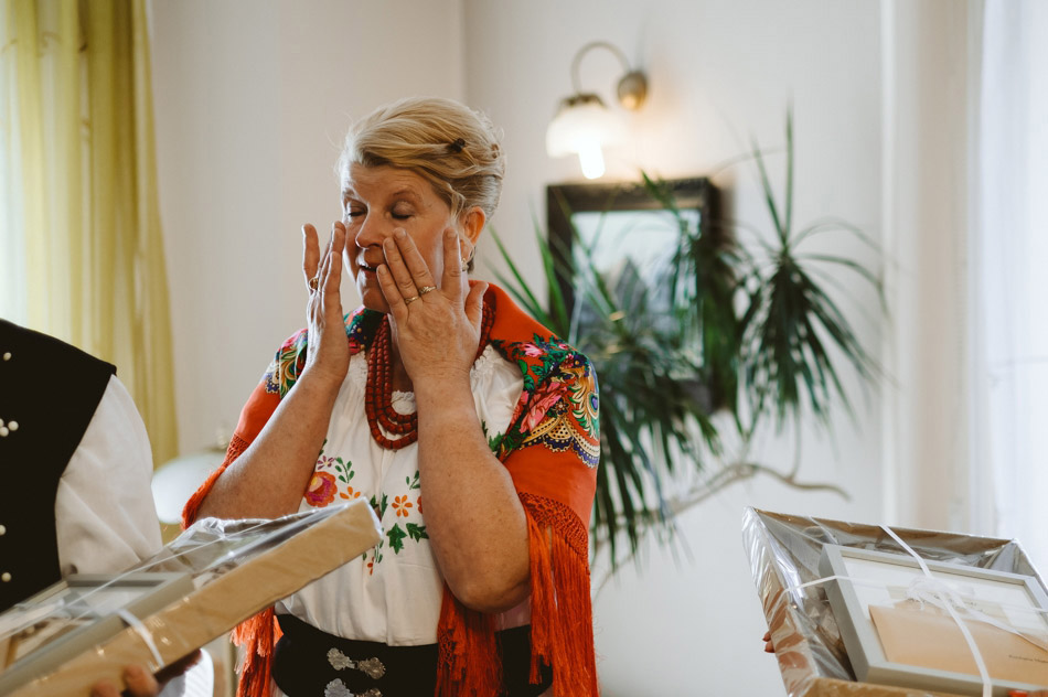naturalna fotografia ślubna podczas błogosławieństwa pary młodej