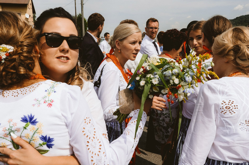 goście weselni przed ceremonią ślubną