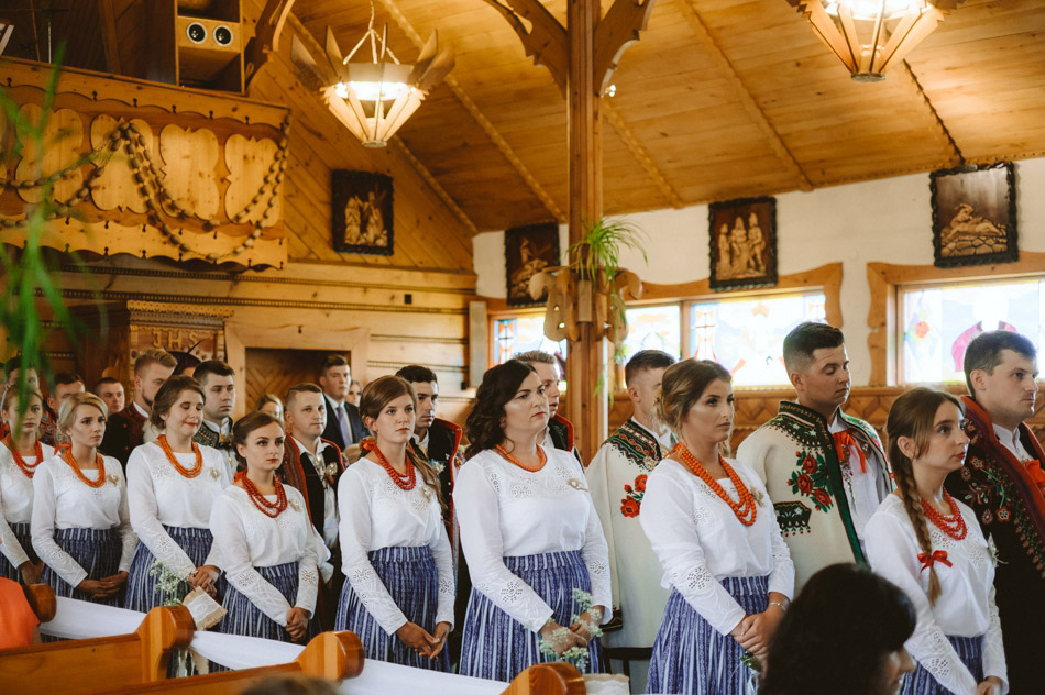 goście weselni w strojach góralskich