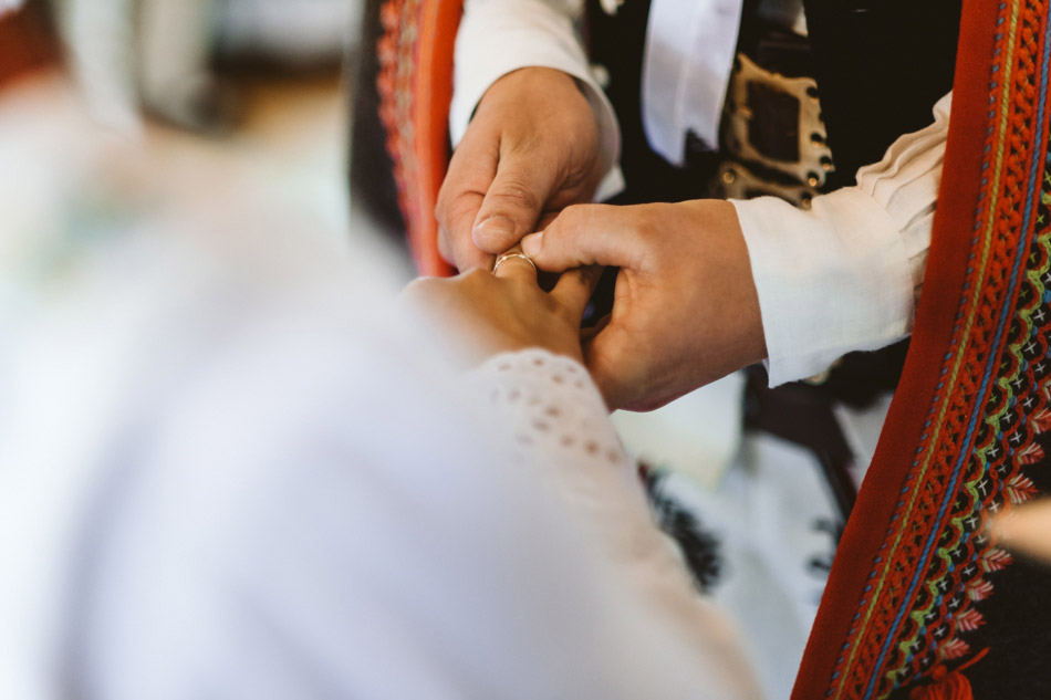 zakładanie obrączek ślubnych w kościele