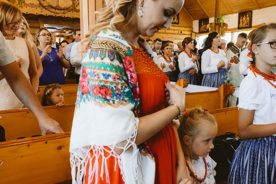 goście ślubni w kościele podczas folkowej ceremonii