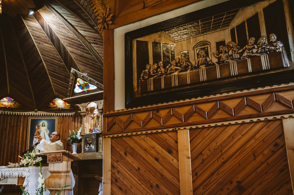 zdjęcia ślubne podczas mszy świętej w kościele