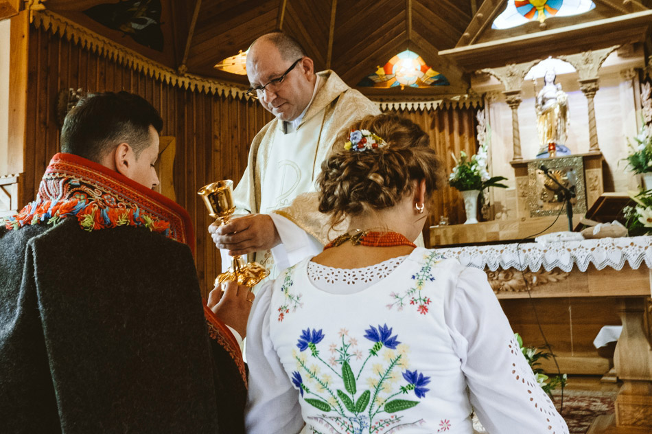 komunia święta podczas mszy świętej ślubnej