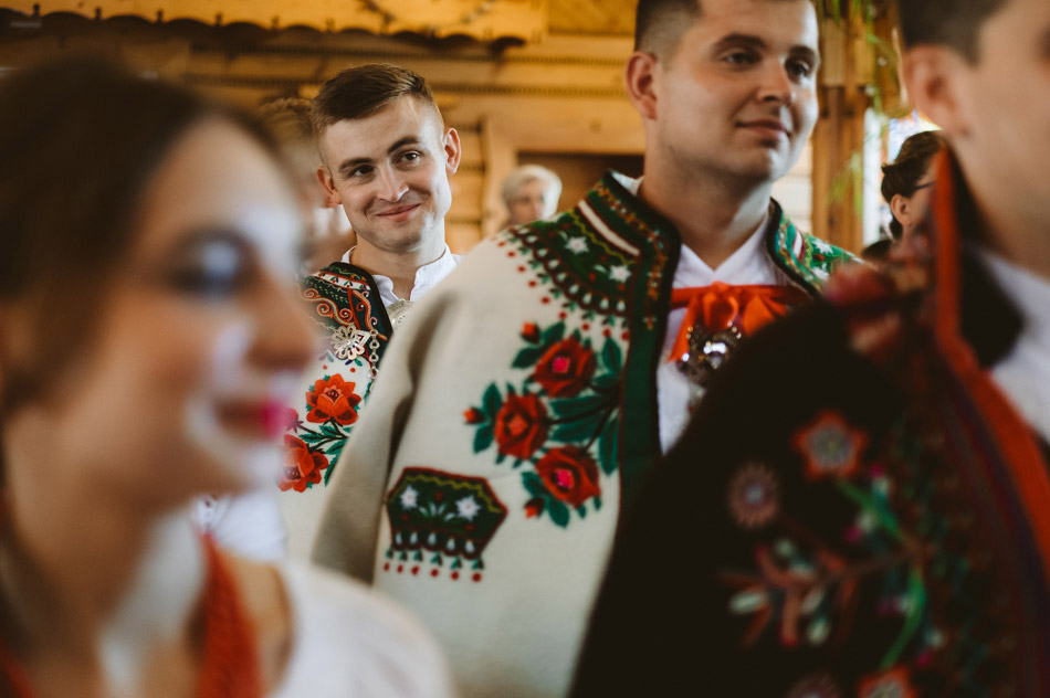 goście weselni na mszy świętej podczas ślubu