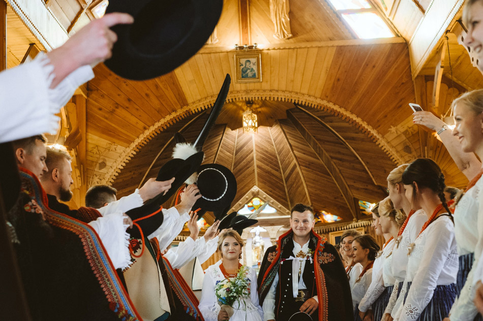 wyjście pary młodej z kościoła