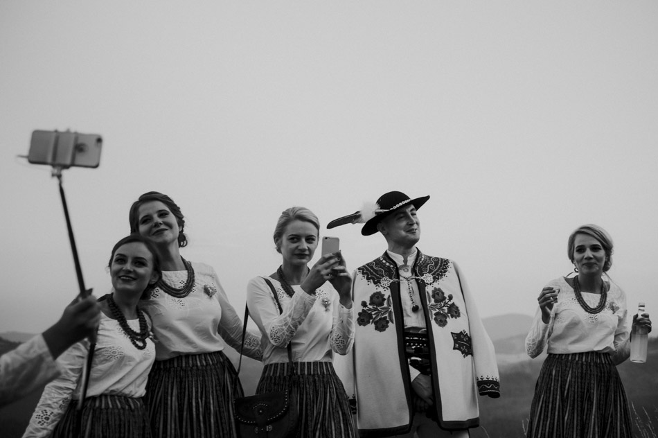 goście z aparatami na weselu