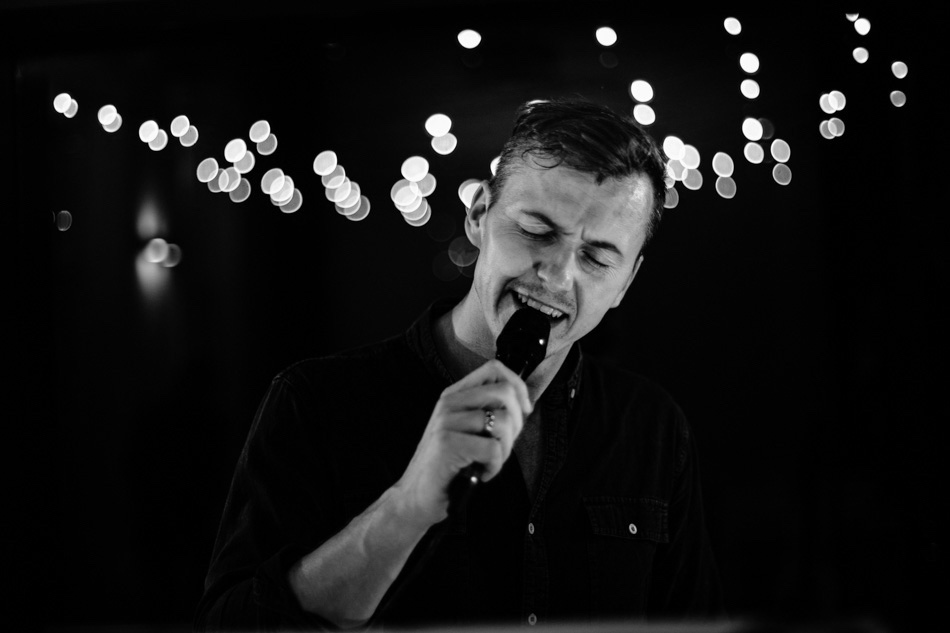 Dj Paweł Mikler śpiewa na weselu w Dworku New Restaurant w Bielsku-Białej