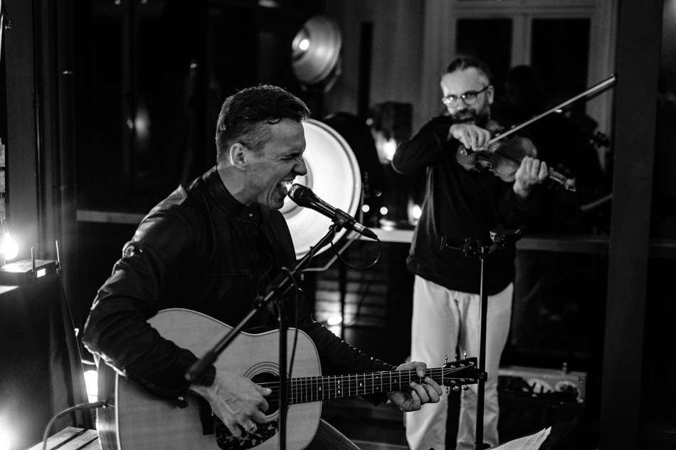 Paweł Mikler śpiewa na weselu w lokalu Dworek New restaurant w Bielsku-Białej