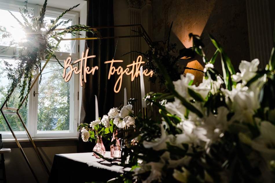 Duży napis na wesele better together rozłożony na sali weselnej Dworek New Restaurant w Bielsku-Białej