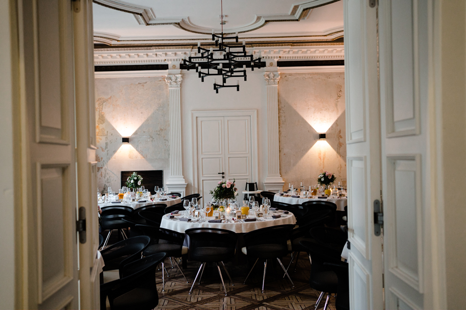 Zastawiona i przygotowana elegancka sala weselna w Bielsku-Białej