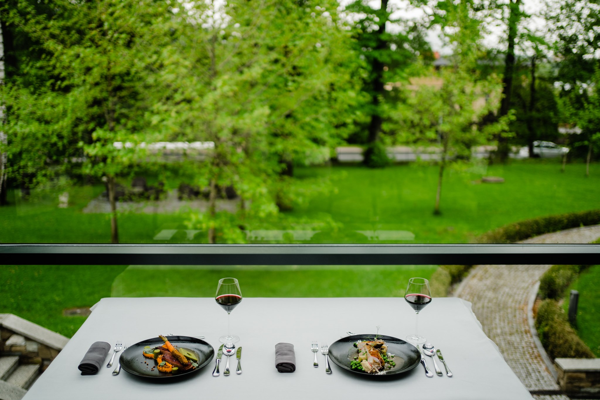 Zastawiony stolik dla gości w restauracji Dworek New Restaurant w Bielsku-Białej