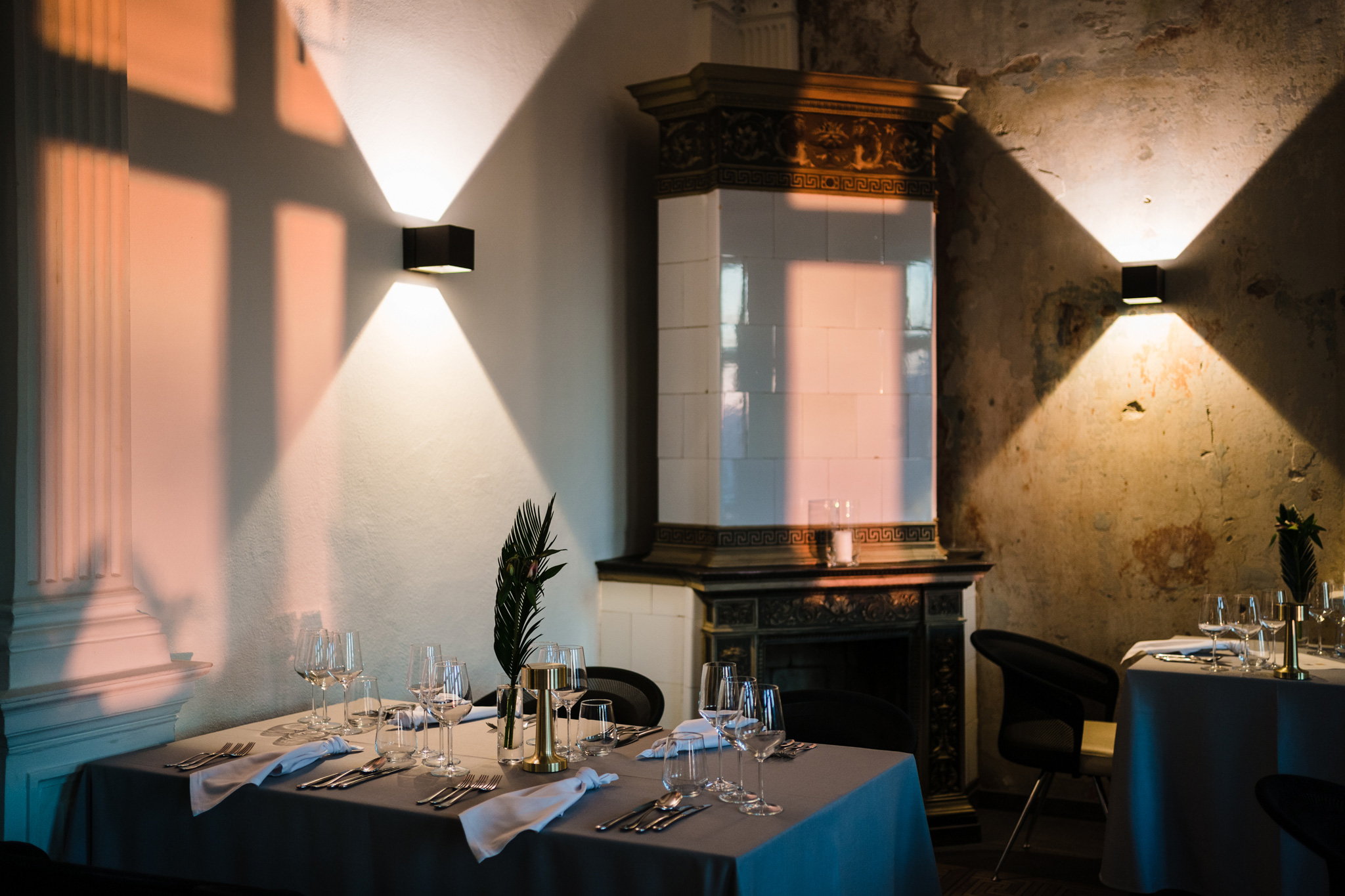 Elegancka sala weselna i kominkowa w eleganckiej restauracji w Bielsku-Białej