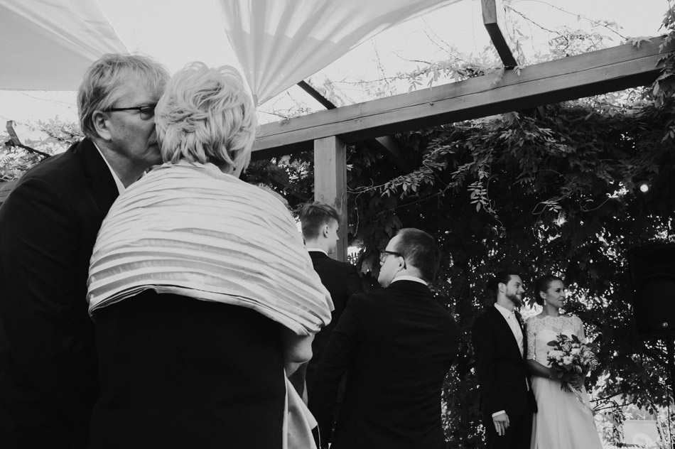 Goście ślubni podczas plenerowej ceremonii w Dolinie Cedronu