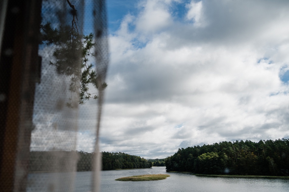 Ślub w plenerze nad jeziorem na Kaszubach