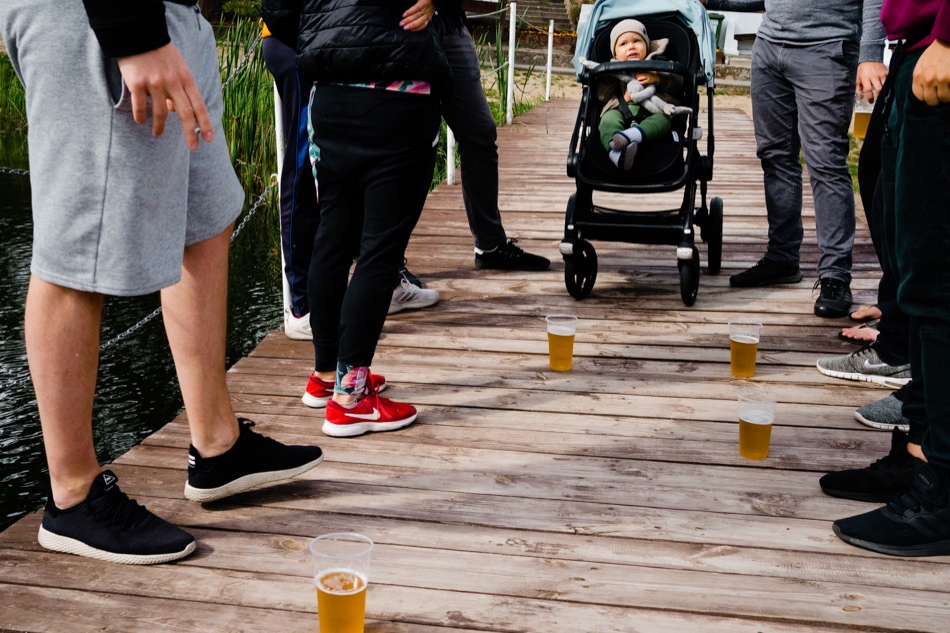 Ślub w plenerze nad jeziorem na Kaszubach