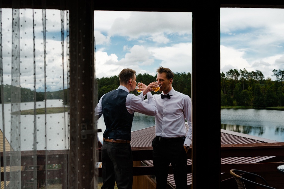 Ślub w plenerze nad jeziorem na Kaszubach