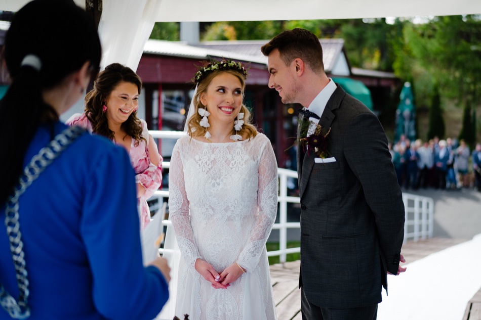 Ślub w plenerze nad jeziorem na Kaszubach