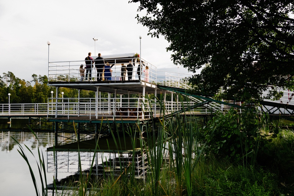 Ślub w plenerze nad jeziorem na Kaszubach