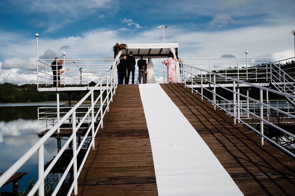Ślub w plenerze nad jeziorem na Kaszubach
