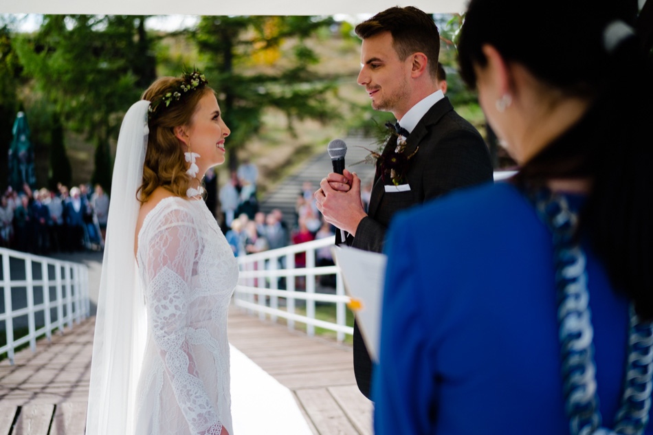Ślub w plenerze nad jeziorem na Kaszubach