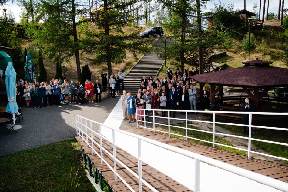 Ślub w plenerze nad jeziorem na Kaszubach