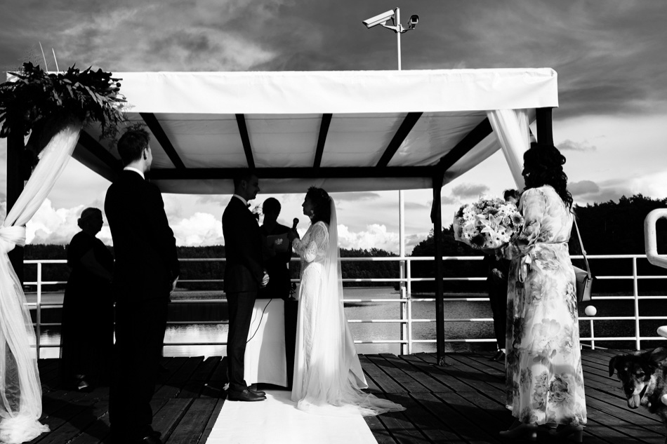 Ślub w plenerze nad jeziorem na Kaszubach