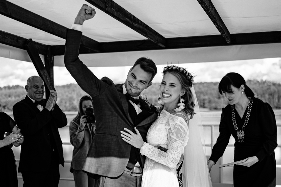 Ślub w plenerze nad jeziorem na Kaszubach