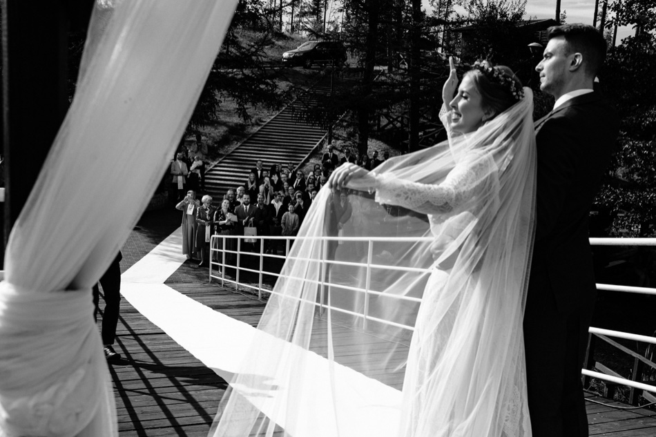 Ślub w plenerze nad jeziorem na Kaszubach