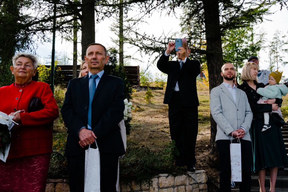 Ślub w plenerze nad jeziorem na Kaszubach