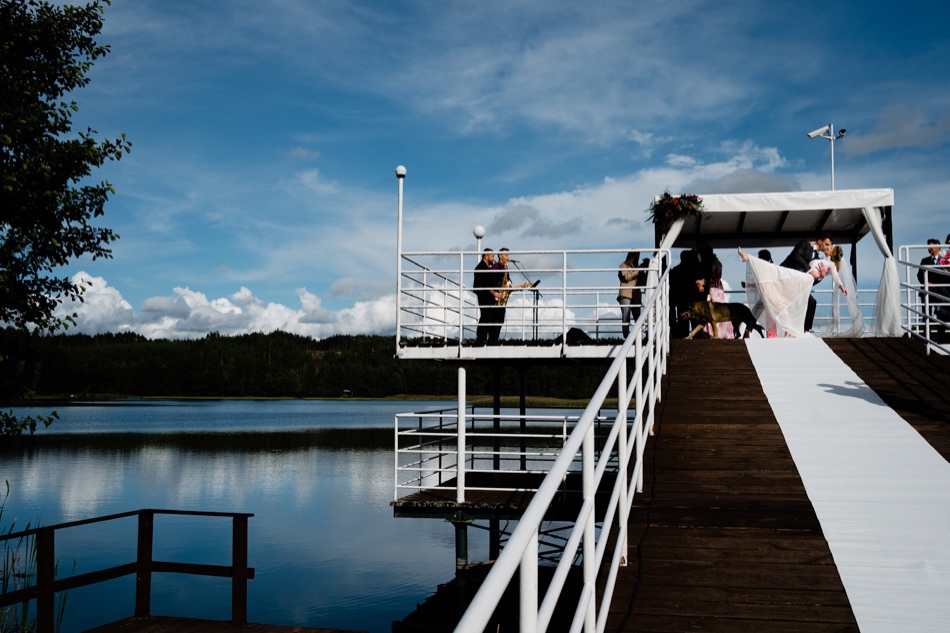 Ślub w plenerze nad jeziorem na Kaszubach