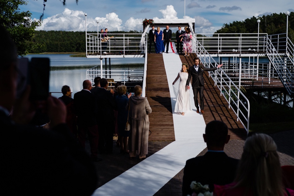 Ślub w plenerze nad jeziorem na Kaszubach