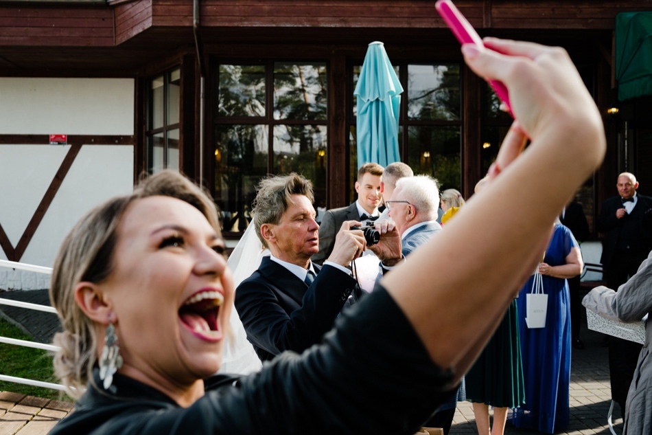 Ślub w plenerze nad jeziorem na Kaszubach