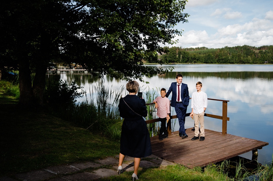 Ślub w plenerze nad jeziorem na Kaszubach