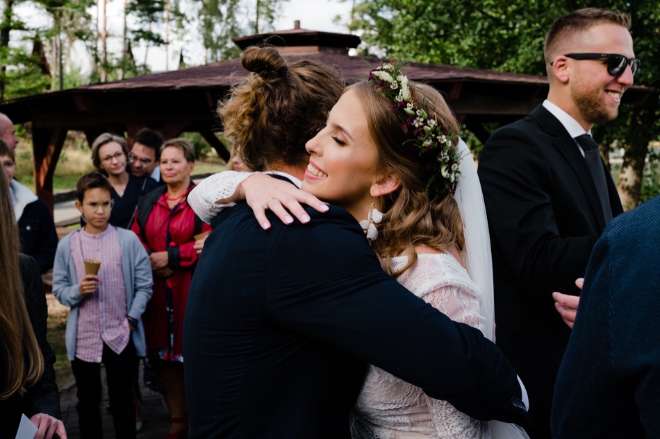 Ślub w plenerze nad jeziorem na Kaszubach