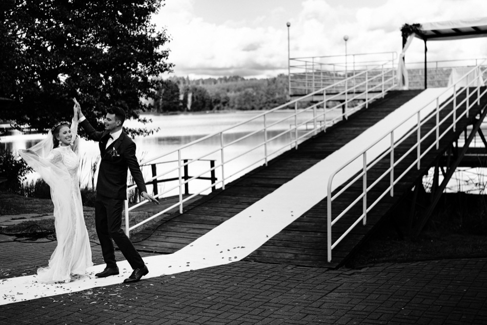 Ślub w plenerze nad jeziorem na Kaszubach