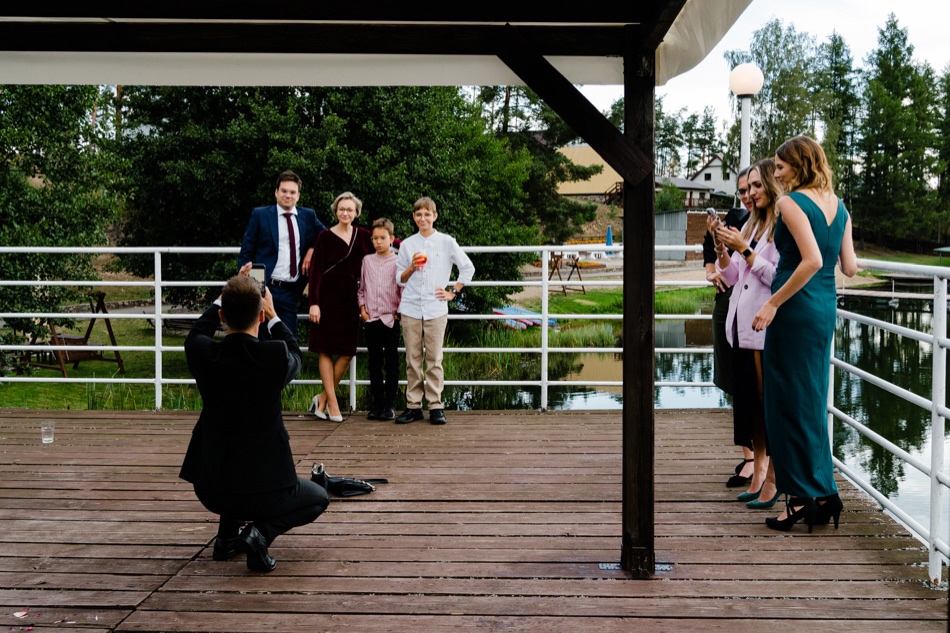 Ślub w plenerze nad jeziorem na Kaszubach
