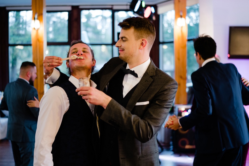 Ślub w plenerze nad jeziorem na Kaszubach