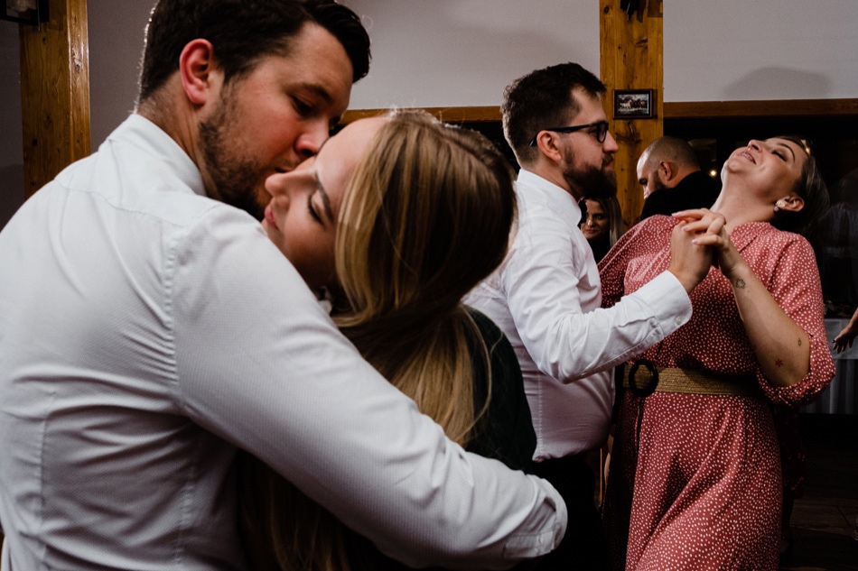 Ślub w plenerze nad jeziorem na Kaszubach