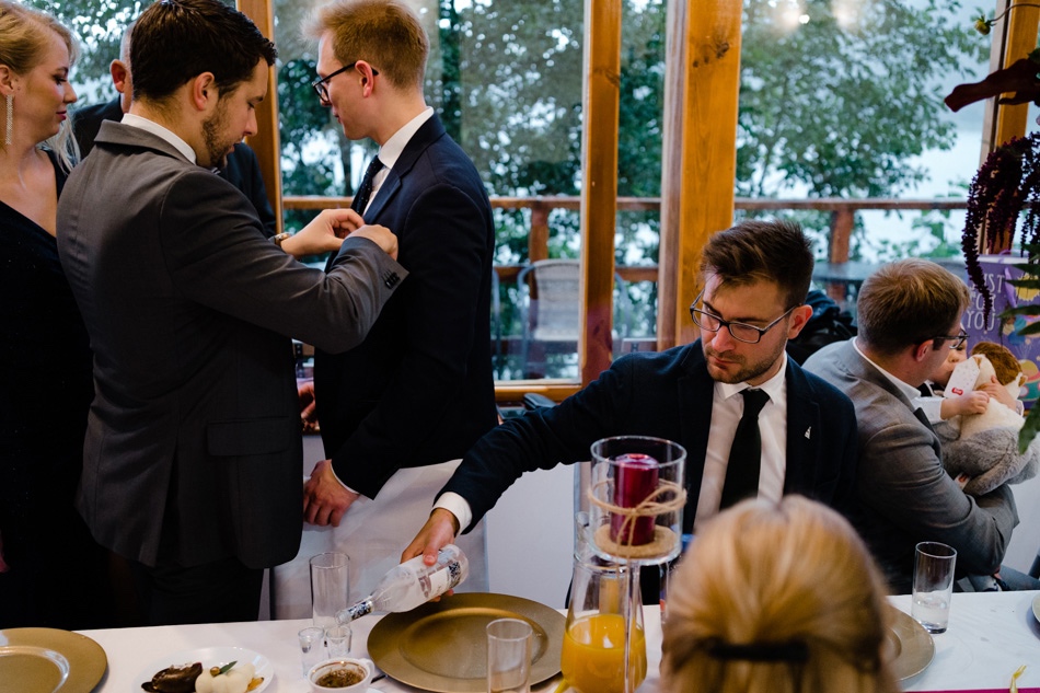 Ślub w plenerze nad jeziorem na Kaszubach