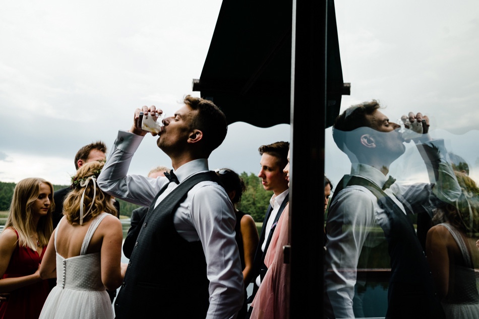 Ślub w plenerze nad jeziorem na Kaszubach