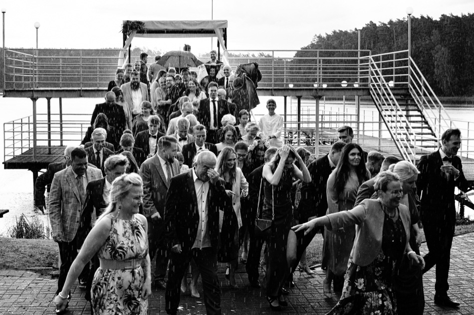 Ślub w plenerze nad jeziorem na Kaszubach