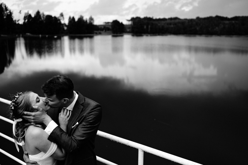 Ślub w plenerze nad jeziorem na Kaszubach